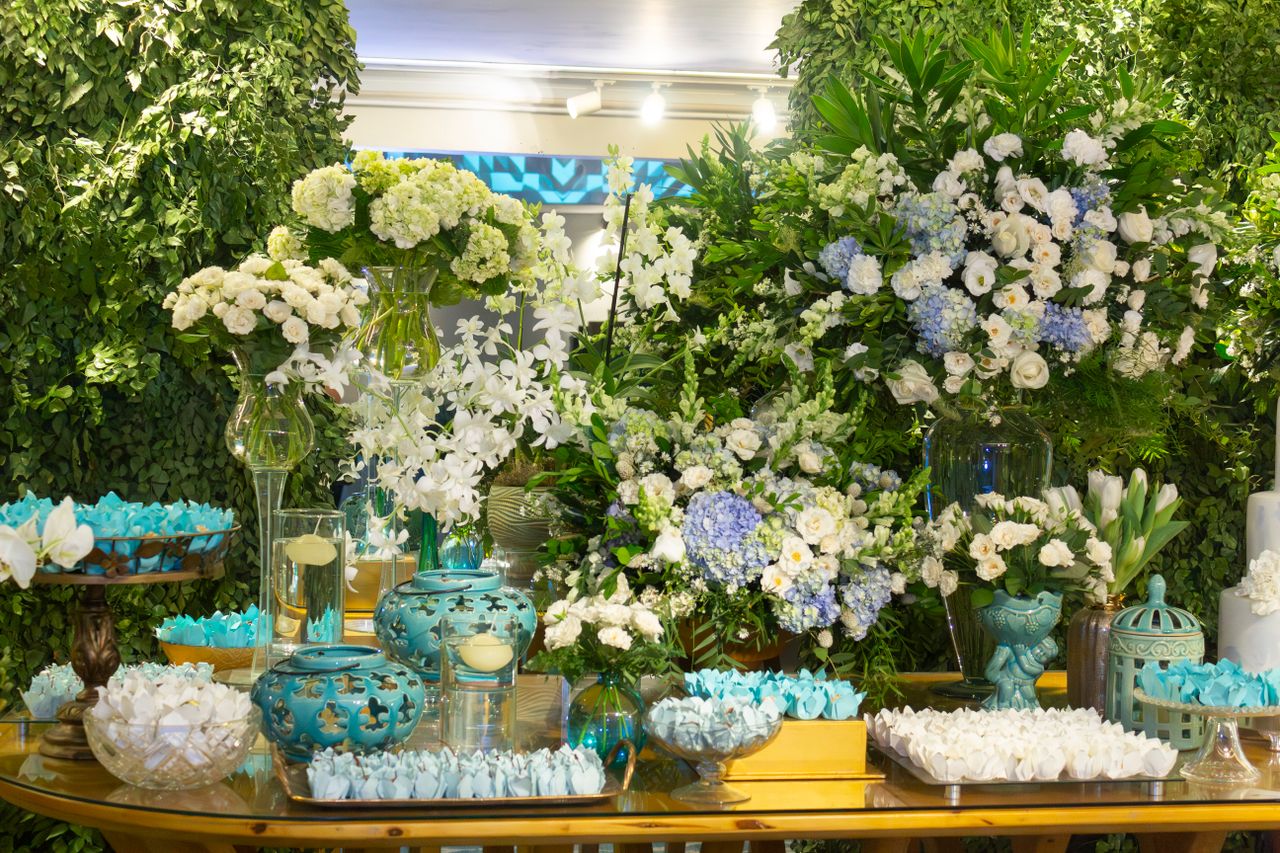 our-story Beautiful wedding setup featuring white and blue floral arrangements in São Paulo.